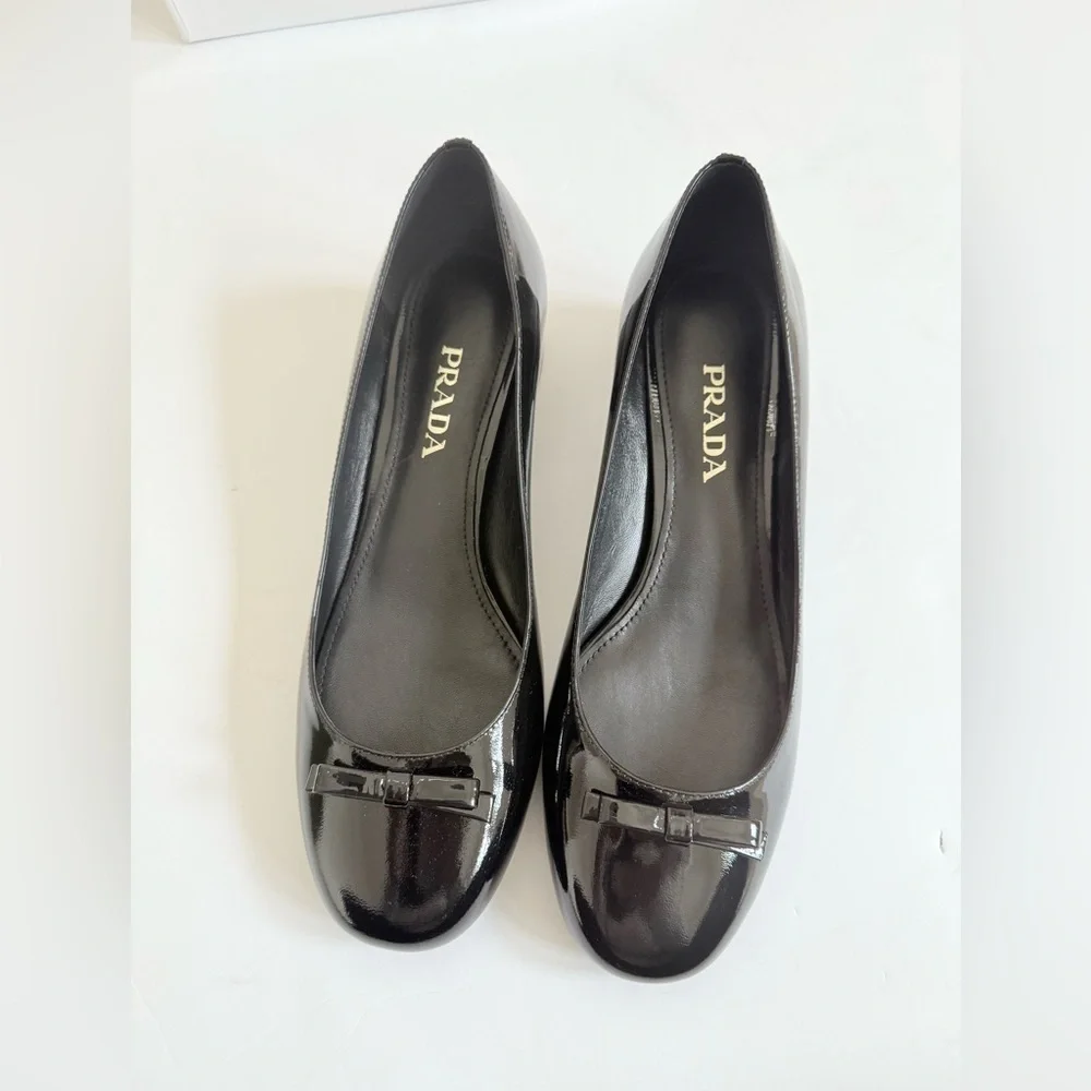Prada Black polished leather bowtie embellished block heel pumps EU 39.5 - Picture 2 of 10